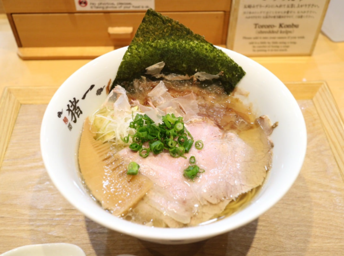 麺屋 猪一の清湯ラーメン — 透き通った繊細なスープ