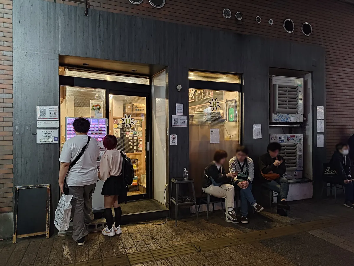 麵處本田 秋葉原本店外觀。店舗位於JR高架橋下。