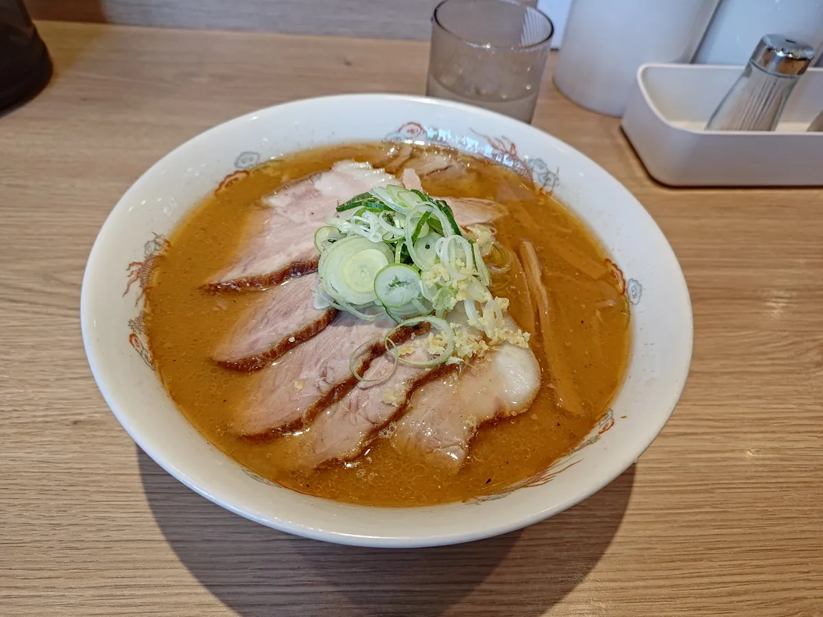 純連の味噌チャーシューメン。分厚いチャーシューが4枚、濃厚な味噌スープの上に並ぶ。スープ表面はラードの膜で覆われている。