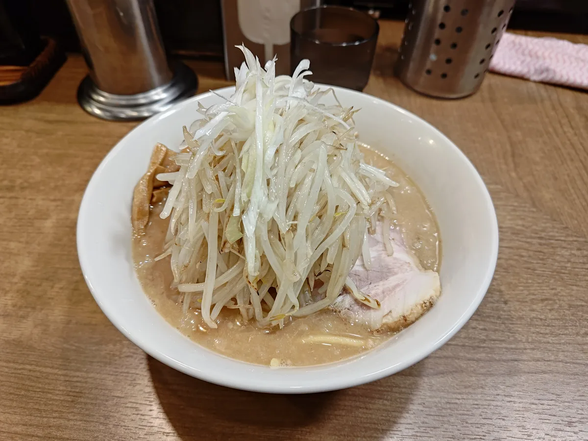 一碗加了大份豆芽菜的Chashu Miso Ramen。白色的碗裡，清脆的豆芽菜堆疊如山，可見濃濁的味噌湯頭、叉燒肉和筍乾。 東京池袋 Miso Mendokoro Tasakaya 叉燒拉麵 豆芽菜